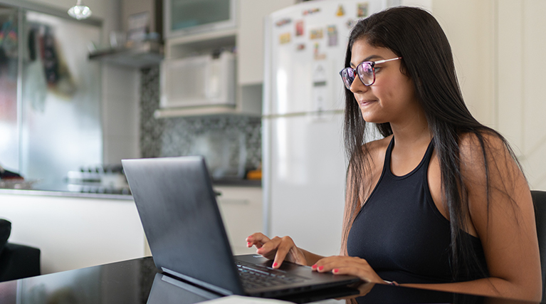 girl studying in laptop at home.